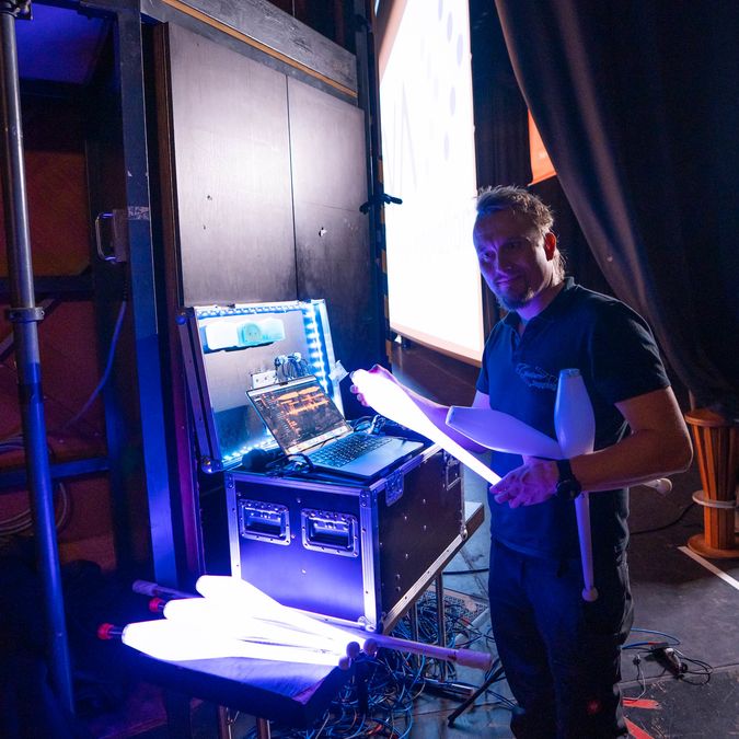 Backstage wird eine LED Show vorbereitet