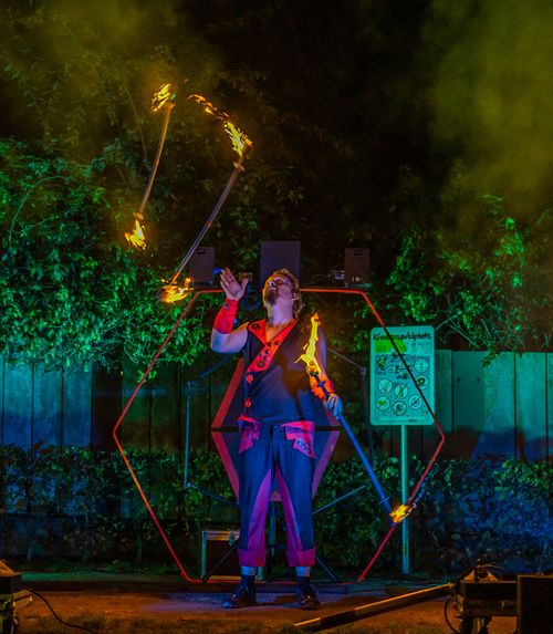 Feuershow Fusion Fire mit Triple Staff Jonglage