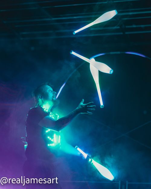 LED Show mit LED Keulen Jonglage