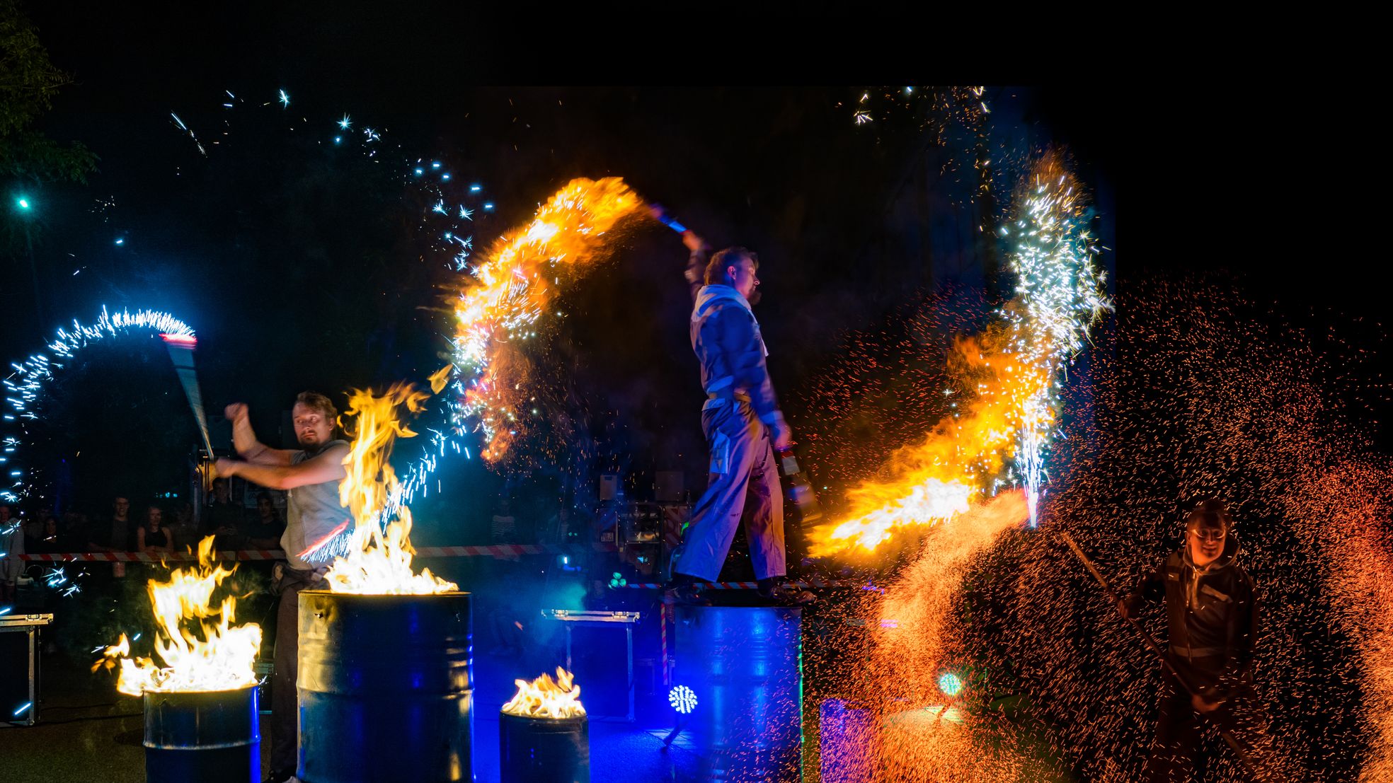 Feuershow mit brennden Fässern und Funken Effekten