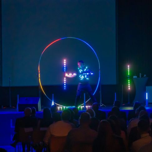 LED Jonglage mit Licht Skulpturen Interaktion