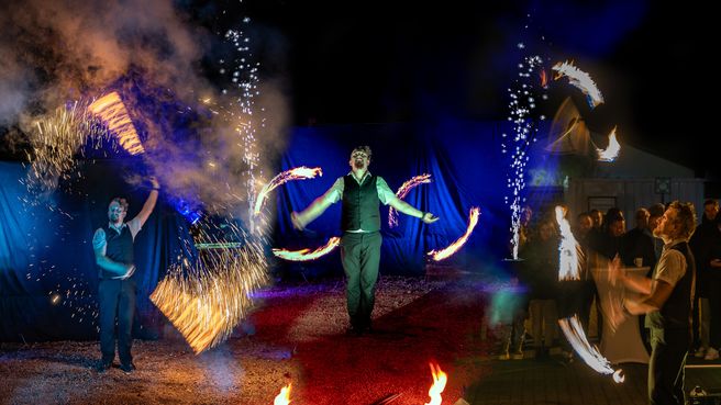 Feuershow Classic Fire mit brennenden Seilen, Fackeljonglage und Feuer Effekten