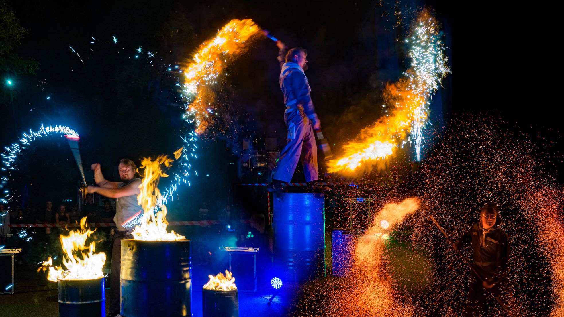 Feuershow mit brennden Fässern und Funken Effekten